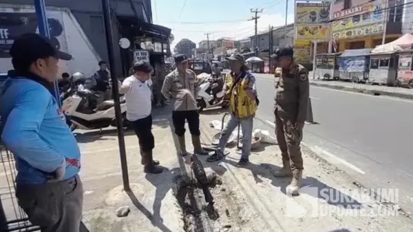 Lurah Cicurug Saep Purnama bersama tim gabungan meninjau drainase jalan nasional yang tertutup cor beton di Kampung Kebon Cau, Minggu (3/8/2025). (Sumber Foto: SU/Ibnu)