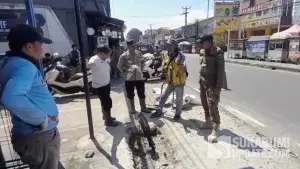 Lurah Cicurug Saep Purnama bersama tim gabungan meninjau drainase jalan nasional yang tertutup cor beton di Kampung Kebon Cau, Rabu (6/8/2025). (Sumber Foto: SU/Ibnu)