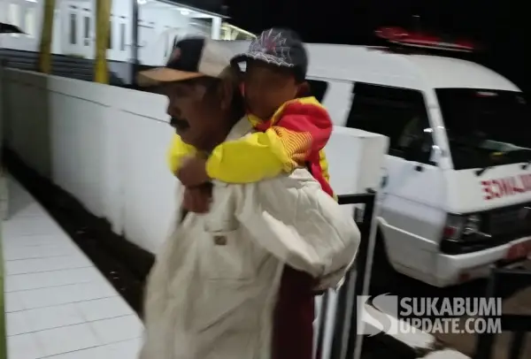 Arkais, pelajar korban diduga keracunan MBG digendong ke puskesmas (Sumber: Dok puskesmas)