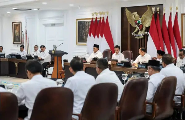 “Strategi kita mulai terasa, Indonesia di arah yang benar,” tegas Presiden Prabowo. Apresiasi kerja keras kabinet, diplomasi terjaga, dan transformasi bangsa berlandaskan realisme terus dilanjutkan. (Sumber : Instagram @presidenrepublikindonesia)