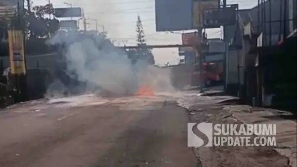Tangkapan layar rekaman video angkot kebakaran di Jalan Nasional, tepatnya di depan RSU Hermina, Desa Pasirhalang, Kecamatan Sukaraja, Kabupaten Sukabumi, Kamis (7/8/2025). | Foto: Istimewa