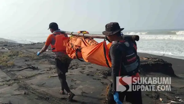 Proses evakuasi jenazah Hamdan (45 tahun) dari Pantai Ciroyom menuju Puskesmas Tegalbuleud, Kabupaten Sukabumi, Kamis (7/8/2025). | Foto: Basarnas