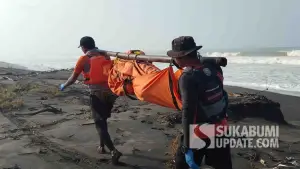 Proses evakuasi jenazah Hamdan (45 tahun) dari Pantai Ciroyom menuju Puskesmas Tegalbuleud, Kabupaten Sukabumi, Kamis (7/8/2025). | Foto: Basarnas