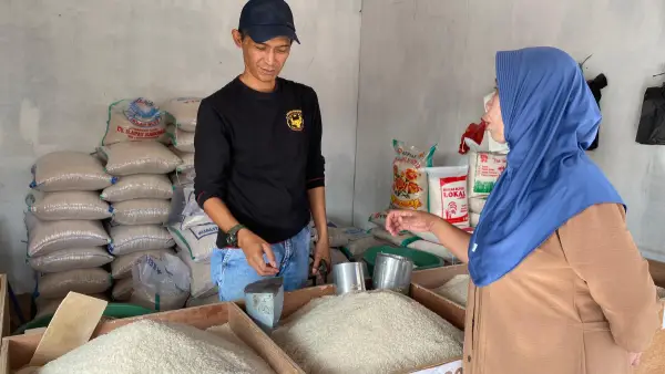 Warga Sukabumi kembali ke transaksi beras curah pasar tradisional setelah marak kasus beras kemasan premium dioplos (Sumber: dok tim)