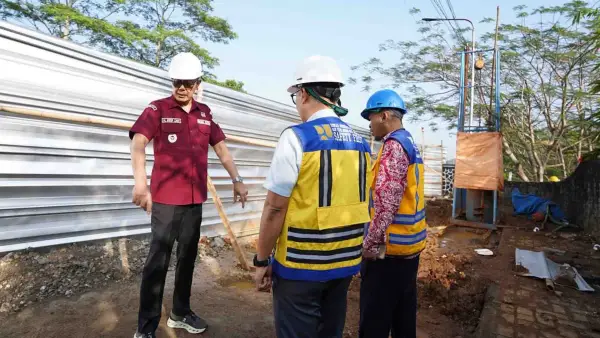 Wali Kota Sukabumi Ayep Zaki didampingi Kepala DPUTR meninjau langsung lokasi pembangunan tugu batas kota di Jalan Lingkar Selatan, Kamis (7/8/2025). (Sumber Foto: Dokpim Pemkot Sukabumi)