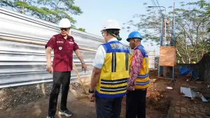 Wali Kota Sukabumi Ayep Zaki didampingi Kepala DPUTR meninjau langsung lokasi pembangunan tugu batas kota di Jalan Lingkar Selatan, Kamis (7/8/2025). (Sumber Foto: Dokpim Pemkot Sukabumi)