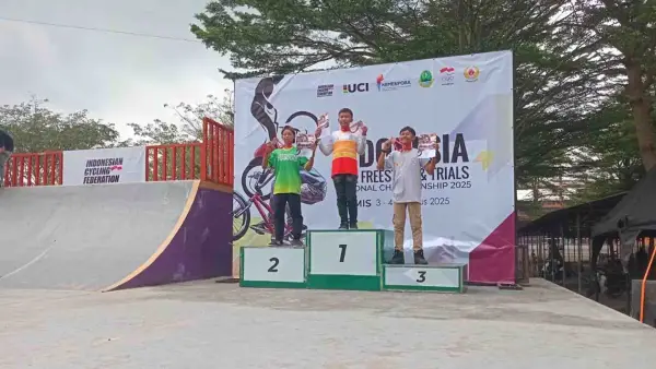 Atlet sepeda ISSI Kota Sukabumi, M Agis Fauzan menorehkan prestasi membanggakan dengan meraih juara ke-3 di Kejurnas BMX Freestyle 2025. (Sumber Foto: Istimewa)