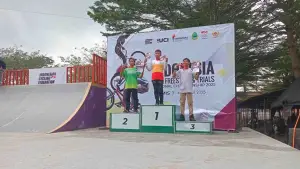 Atlet sepeda ISSI Kota Sukabumi, M Agis Fauzan menorehkan prestasi membanggakan dengan meraih juara ke-3 di Kejurnas BMX Freestyle 2025. (Sumber Foto: Istimewa)