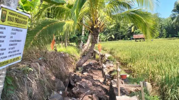 Saluran irigasi di Kampung Cihujung, Desa Wangunsari, Cisolok yang tengah dibangun Dinas PU Kabupaten Sukabumi. (Sumber Foto: Dok. UPTD PU Wilayah IV Palabuhanratu)