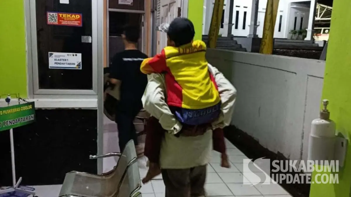Arkais, pelajar korban diduga keracunan MBG digendong ke puskesmas.