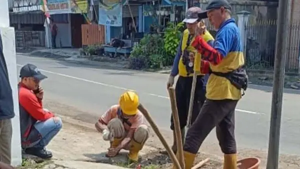 Petugas DPUTR Kota Sukabumi membersihkan saluran drainase yang tersumbat sampah di Jalan Cemerlang, Kelurahan Sukakarya, Kecamatan Warudoyong, Selasa (5/8/2025). (Sumber Foto: Istimewa)