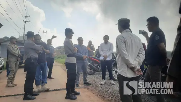 Tim dari PLN bersama aparat kepolisian dan Satpol PP Sukabumi saat mendatangi lokasi pemasangan tower T32 dan T33 di lahan PT Chakramas di Simpenan | Foto : Ilyas Supendi