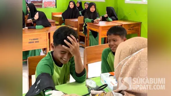 Pemeriksaan Kesehatan Gratis (PKG) oleh Dinkes Kabupaten Sukabumi di SMPIT Sahabat Alam pada Senin (4/8/2025). (Sumber Foto: SU/Turangga Anom)