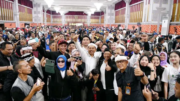 Gubernur Jawa Barat Dedi Mulyadi menyambut Kontingen Jabar pada FORNAS VIII di Bale Asri Pusdai Provinsi Jabar, Kota Bandung, Kamis (7/8/2025). (Sumber Foto: Biro Adpim Jabar)