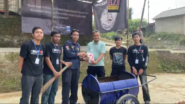 Mahasiswa Teknik Mesin Universitas Nusa Putra pengabdian di Desa Pamuruyan. Kecamatan, Kabupaten Sukabumi | Foto : Dok. HMM NPU