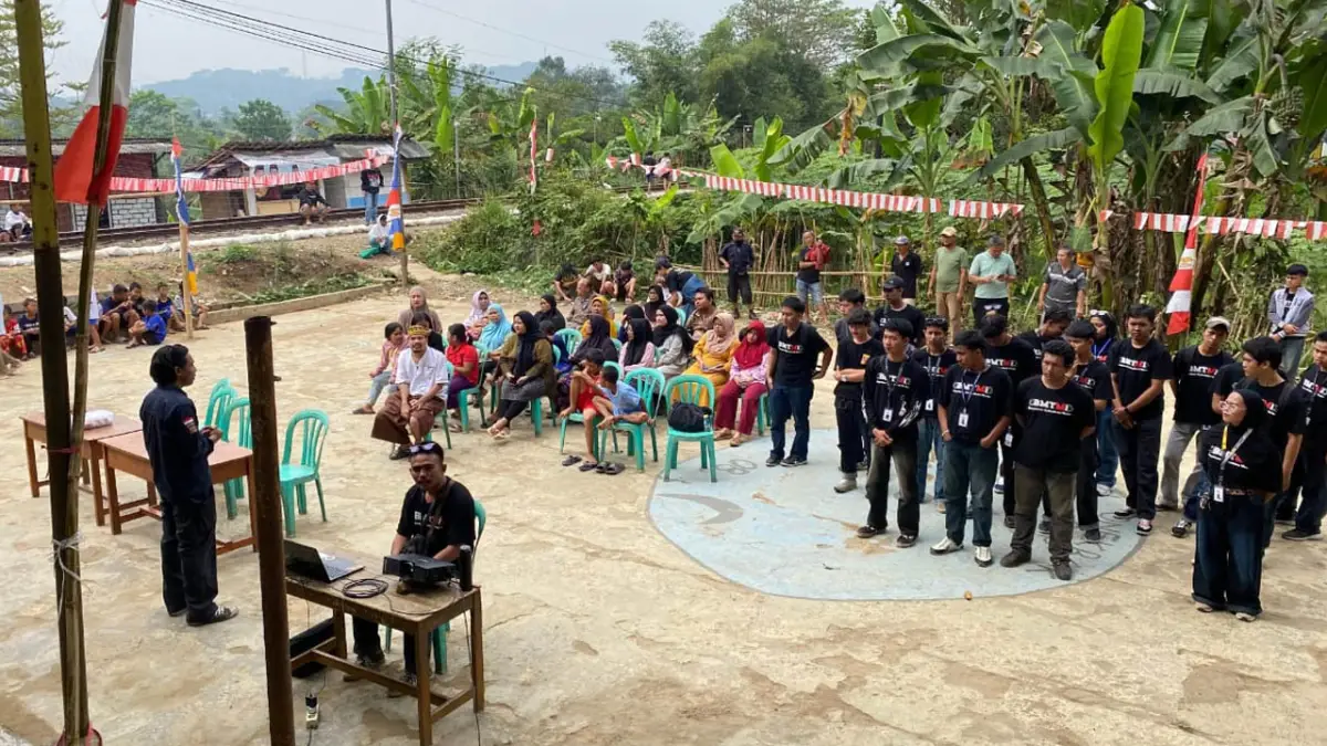 Mahasiswa Teknik Mesin Universitas Nusa Putra pengabdian di Desa Pamuruyan. Kecamatan, Kabupaten Sukabumi | Foto : Dok. HMM NPU