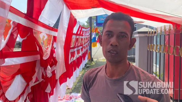 Pedagang bendera dan atribut agustusan di Sukabumi. (Sumber: su/awal)