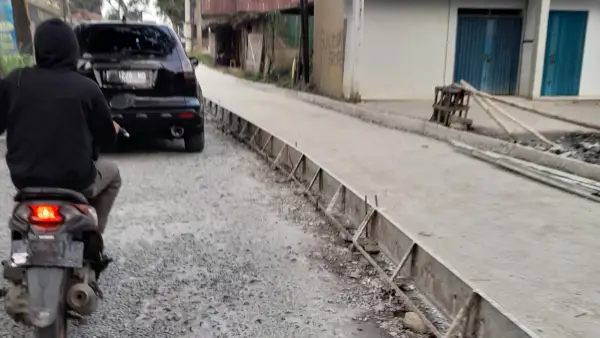 Perbaikan berupa pengecoran atau betonisasi jalan dilakukan oleh Dinas Pekerjaan Umum Kabupaten Sukabumi melalui UPTD PU Wilayah III Cicurug. (Sumber: dok pu)