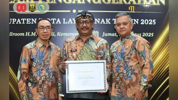 Bupati Sukabumi Asep Japar, Sekda Ade Suryaman dan Kepala DP3A Eki Radiana Rizki membawa pulang penghargaan KLA 2025. (Sumber Foto: Dokpim Pemkab Sukabumi)