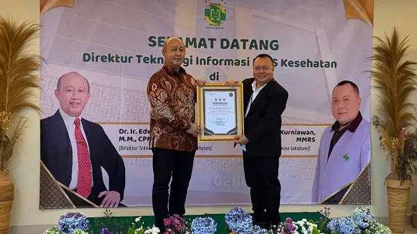 Direktur RSU Hermina Sukabumi, Hendy Kurniawan saat menerima penghargan Transformasi Digital dari Direktur Teknologi Informasi BPJS Kesehatan, Edwin Aristiawan. (Sumber Foto: Istimewa)
