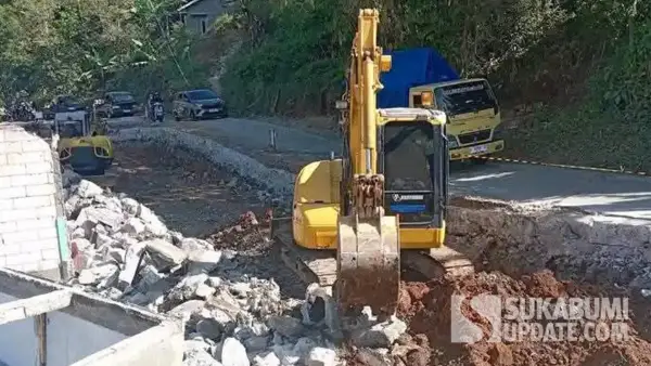 Pemandangan proyek perbaikan Jalan Nyalindung–Sagaranten di Sukabumi yang memicu protes warga, setelah rumah penyintas bencana dibongkar tanpa pemberitahuan. (Sumber Foto: Istimewa)