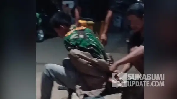 Tangkapan layar rekaman video saat G diduga dipersekusi. Lokasinya di Kecamatan Cikidang, Kabupaten Sukabumi, pada 8 Agustus 2025. | Foto: Istimewa