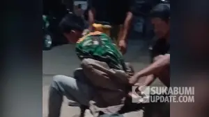 Tangkapan layar rekaman video saat G diduga dipersekusi. Lokasinya di Kecamatan Cikidang, Kabupaten Sukabumi, pada 8 Agustus 2025. | Foto: Istimewa