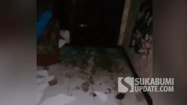 Salah satu rumah yang terdampak hujan angini di Desa Kutajaya, Kecamatan Cicurug, Kabupaten Sukabumi. | Foto: Istimewa