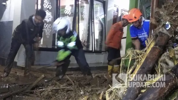 Petugas membersihkan material banjir di Kampung Ciseureuh RT 01/01 Kelurahan Karangtengah, Kecamatan Gunungpuyuh, Kota Sukabumi, Sabtu malam (9/8/2025). | Foto: BPBD Kota Sukabumi