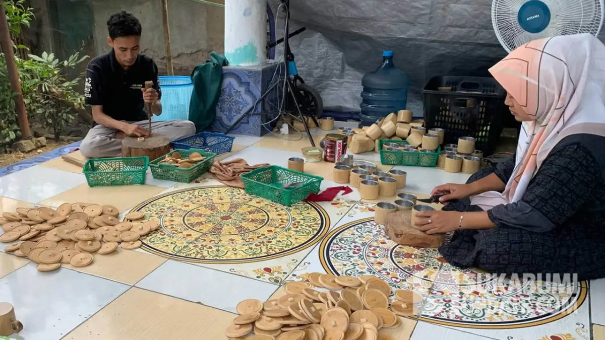 Suhendi (32 tahun) perajin UMKM berbahan Bambu warga Kampung Potongan, Desa Tonjong, Kecamatan Palabuhanratu, Kabupaten Sukabumi | Foto : Ilyas Supendi