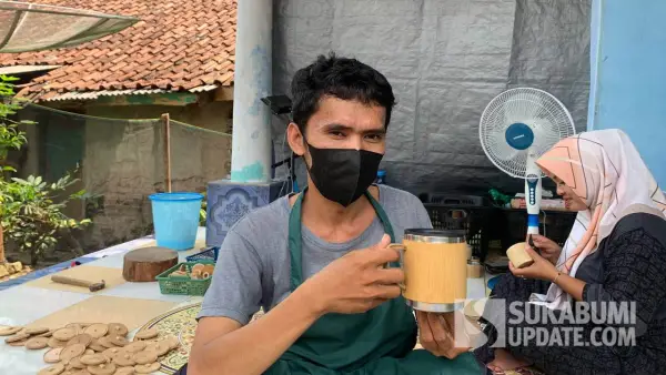 Suhendi (32 tahun) perajin UMKM berbahan Bambu warga Kampung Potongan, Desa Tonjong, Kecamatan Palabuhanratu, Kabupaten Sukabumi | Foto : Ilyas Supendi