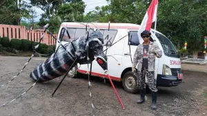 Replika naymuk DBD raksasa ditampilkan dalam karnaval Pesta Rakyat Sagaranten Sukabumi sebagai rangkaian peringatan HUT ke-80 RI | Foto : Dok. Puskesmas Sagranten