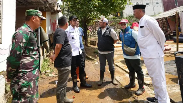 Wakil Wali Kota Sukabumi Bobby Maulana pantau penanganan pasca banjir besar di Cisereuh Karangtengah Gunungpuyuh (Sumber: dokpim kota sukabumi)