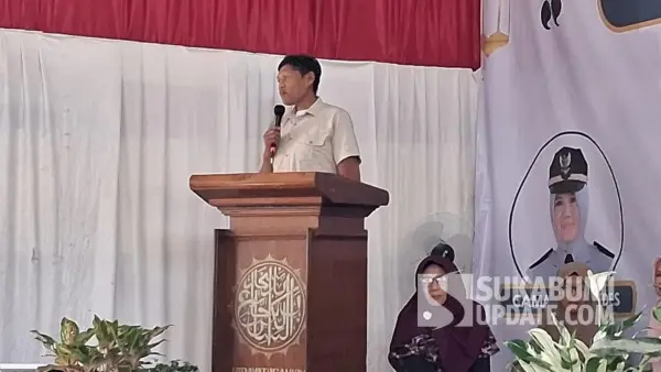 Anggota Komisi IV DPRD Kabupaten Sukabumi Uden Abdunnatsir memberikan sambutan dalam agenda penutupan program Santri Generasi Emas Angkatan IV di Kecamatan Kebonpedes pada 10 Agustus 2025. | Foto: Istimewa