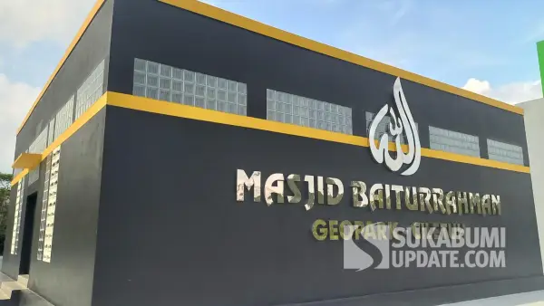 Bangunan masjid berbentuk mirip Kakbah di kawasan SPBU jalan provinsi Tamanjaya-Palangpang, Kampung Cigaok, Desa Tamanjaya, Kecamatan Ciemas, Kabupaten Sukabumi. | Foto: SU/Ragil Gilang