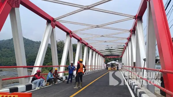 Kondisi Jembatan Cidadap di Kampung Bojongkopo, Desa Loji, Kecamatan Simpenan, Kabupaten Sukabumi, Senin (11/8/2025). | Foto: SU/Ilyas Supendi
