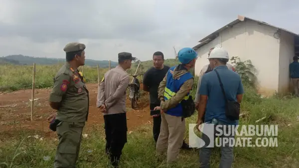 Petugas Satpol PP di lokasi proyek SUTT di Kampung Hegarsari, Desa Cihaur, Kecamatan Simpenan, Kabupaten Sukabumi. | Foto: Satpol PP Kabupaten Sukabumi