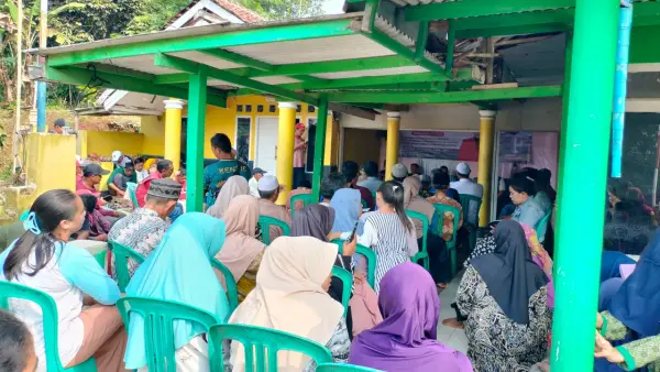 Warda Desa Cisarua, Kecamatan Nagrak, Kabupaten Sukabumi saat menghadiri sosialisasi Perda Jabar yang diselenggarakan oleh Anggota DPRD Jabar Muhammad Jaenudin | Foto : Tim ADC