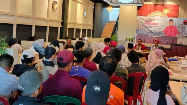Anggota DPRD Jabar, Muhammad Jaenudin, saat sosialisasi Perda Nomor 8 Tahun 2016 tentang Pelayanan Kepemudaan di Kafe Onesaan, Desa Cibatu, Kecamatan Cisaat, Kabupaten Sukabumi, Sabtu (2/8/2025) | Foto : Tim ADC