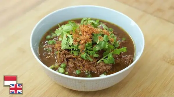 Daging sapi iris empuk berbalut kecap manis dan aroma jahe, disajikan hangat dengan taburan bawang goreng dan daun bawang segar. (Sumber : Youtube /@devinahermawan)
