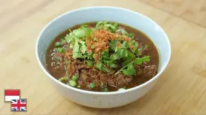 Daging sapi iris empuk berbalut kecap manis dan aroma jahe, disajikan hangat dengan taburan bawang goreng dan daun bawang segar. (Sumber : Youtube /@devinahermawan)