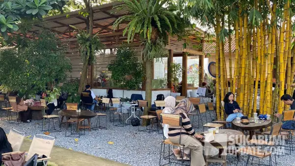 Situasi para pengunjung di salah satu kafe di Kota Sukabumi. (Sumber Foto: SU/Asep Awaludin)