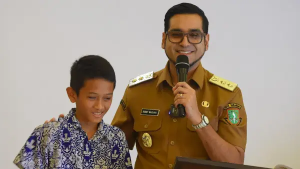 Wakil Wali Kota Sukabumi dan pelajar (Sumber: dok disdik)