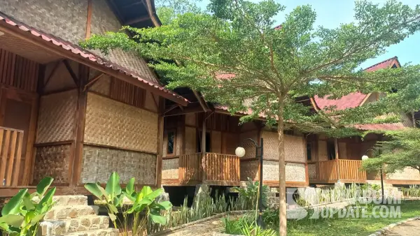 Penampakan Homestay di di Plaza Amphitheater Geopark Ciletuh di Sukabumi yang mulai kusam | Foto : Ragil Gilang
