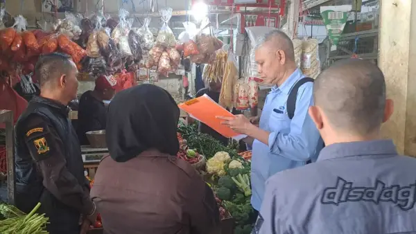 Tim BPKP Jabar dan Disdagin Kabupaten Sukabumi saat monitoring di pasar Sukaraja. | Foto: Istimewa