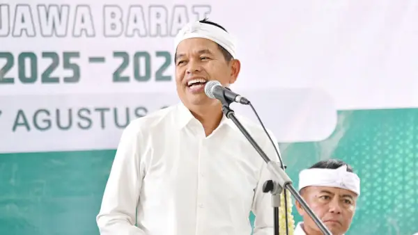 Gubernur Jawa Barat Dedi Mulyadi melantik DKM BPIC Jawa Barat di Gedung Pusdai Provinsi Jawa Barat, Kota Bandung, Kamis (7/8/2025). (Sumber Foto: Biro Adpim Jabar)