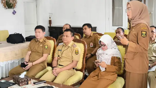 Kepala DPMPTSP Kabupaten Sukabumi Ali Iskandar bersama jajaran saat mengikuti rapat koordinasi virtual terkait verifikasi data perizinan subsektor. (Sumber Foto: Dok. DPMPTSP Kab. Sukabumi)