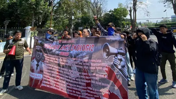 Aliansi Aktivis Kota saat melakukan aksi di Gedung Sate Bandung, Senin (11/8/2025) | Foto : Dok. Istimewa