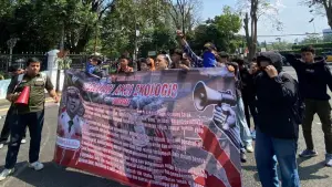 Aliansi Aktivis Kota saat melakukan aksi di Gedung Sate Bandung, Senin (11/8/2025) | Foto : Dok. Istimewa