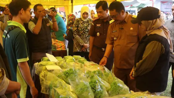 Stan hasil bumi Dinas Pertanian Kabupaten Sukabumi di Pasar Murah dalam rangka HUT ke-80 Kejaksaan RI di Cibadak | Foto : Dokpim